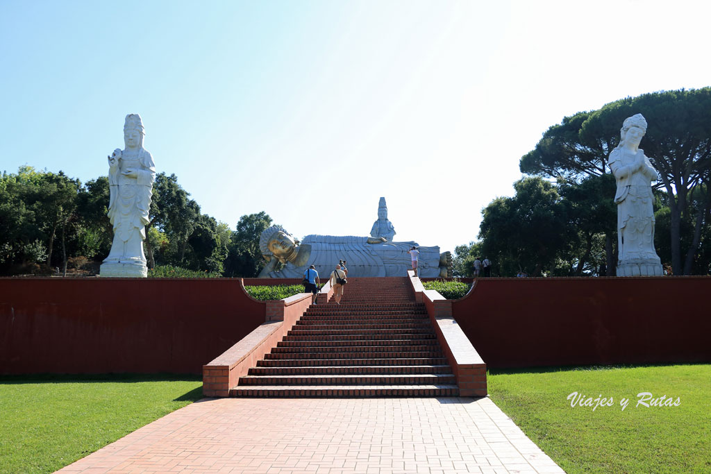 Buddha eden, escaleras con budas dorados