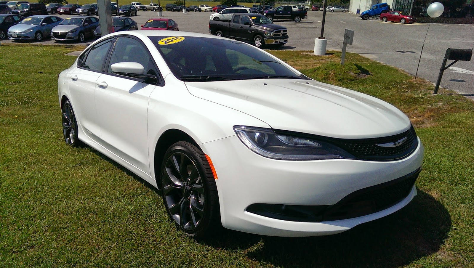Chrysler 200 sport. Шины крайслер 200. Шины крайслер 200. Шины крайслер 200. Крайслер 200 салазка.