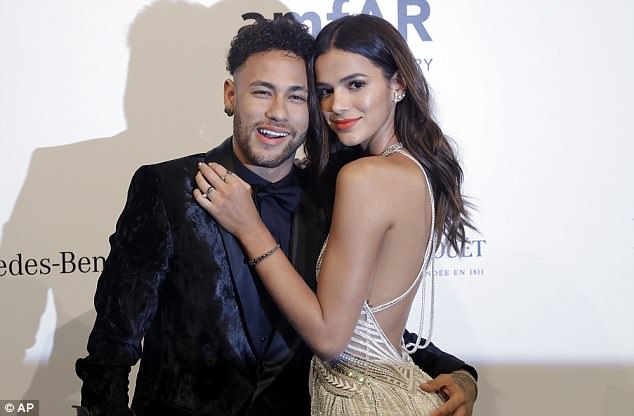 Welcome To Icechuks Blog Footballer Neymar Kisses His Girlfriend Bruna Marquezine As He Walks