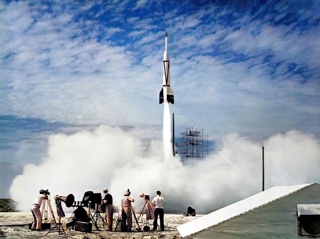 Пуск баллистической ракеты Bumper 8 на Испытательном полигоне большой дальности мыса Канаверал; 24 июля 1950 года (архивный фотоснимок колоризирован современными способами). NASA flickr.com