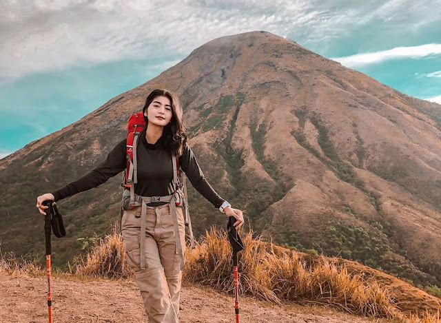 Sebuah petualangan yang dilakukan oleh artis cantik Debi Sagita ke Gunung Kembang