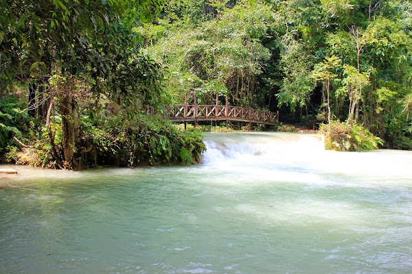 Brücke bei Kuang Si Wasserfall