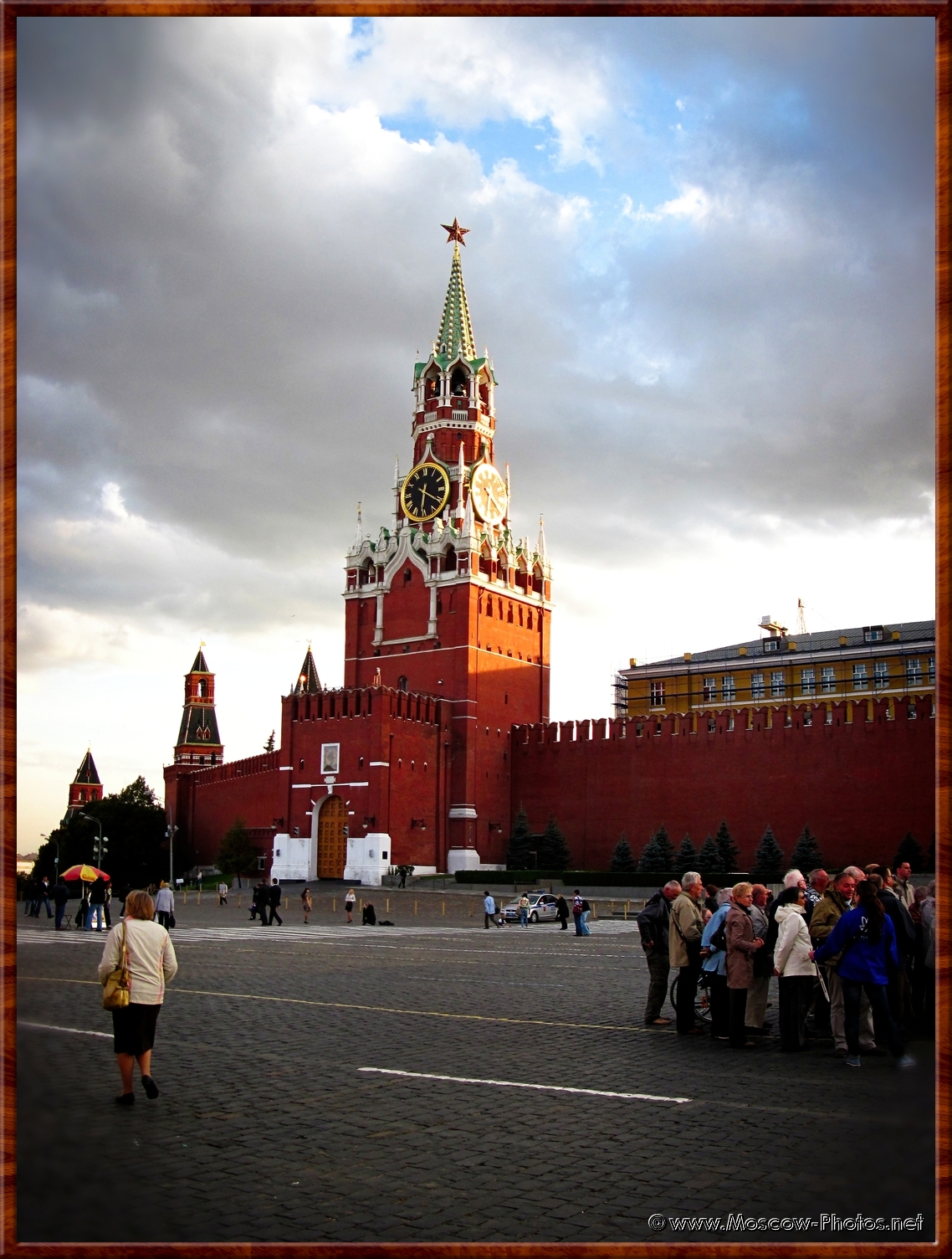 Spasskaya tower of the Kremlin at the beginning of the evening