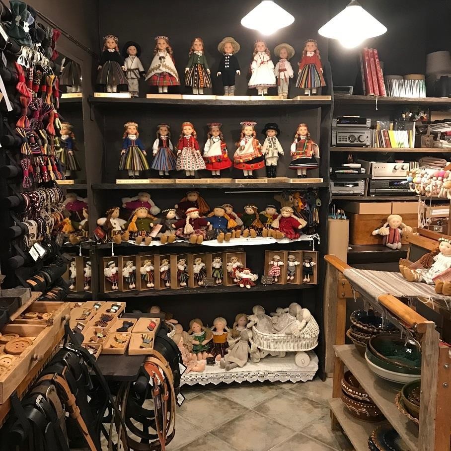 секонд хенд. магазин секонд хенд. магазин качественных вещей. отдел спортивной одежды. в модном магазине.