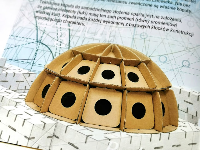 na zdjęciu strona z katalogu na której widnieje zdjęciu kopuły zbudowanej z tektury