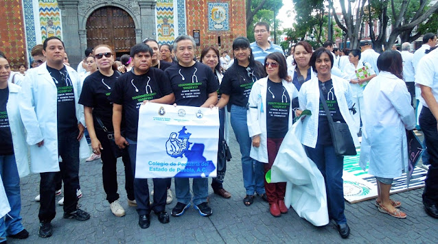 Médicos marchan en Puebla para exigir mejores condiciones para seguir enfrentando la pandemia