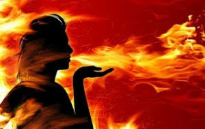 Mujer soplando fuego