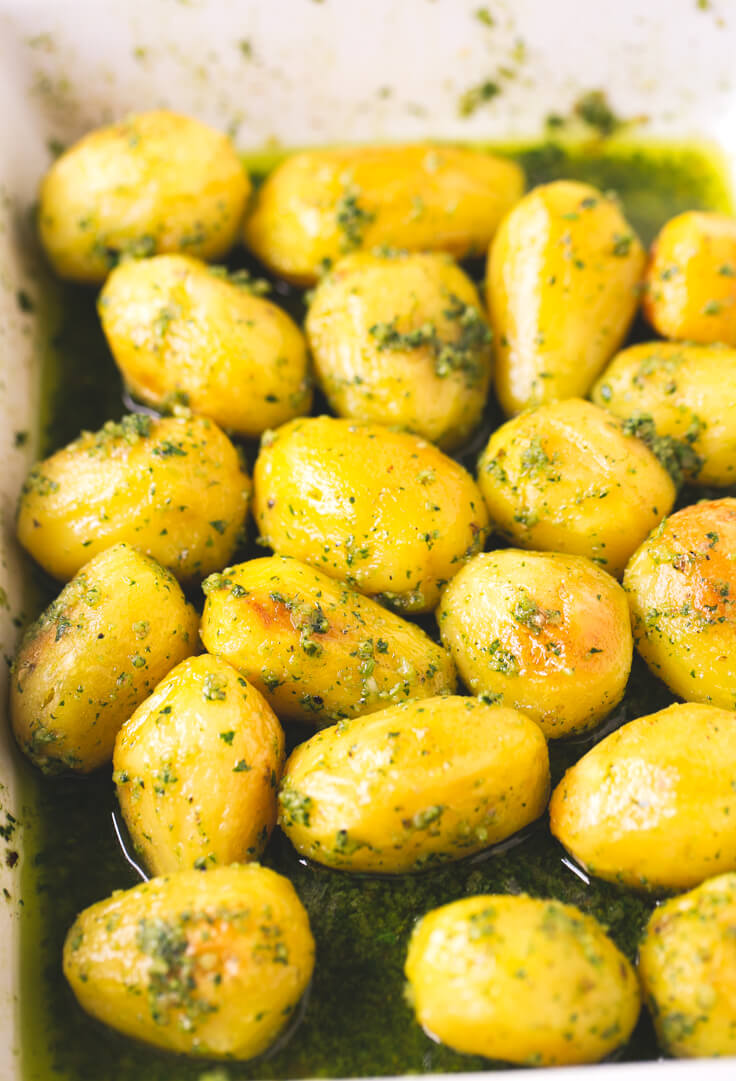 Potatoes with vegan pesto: These pesto roast potatoes are to die for. They are perfect for special occasions, and if you prepare them, you will surely succeed. Potatoes with vegan pesto: These pesto roast potatoes are to die for. They are perfect for special occasions, and if you prepare them, you will surely succeed.