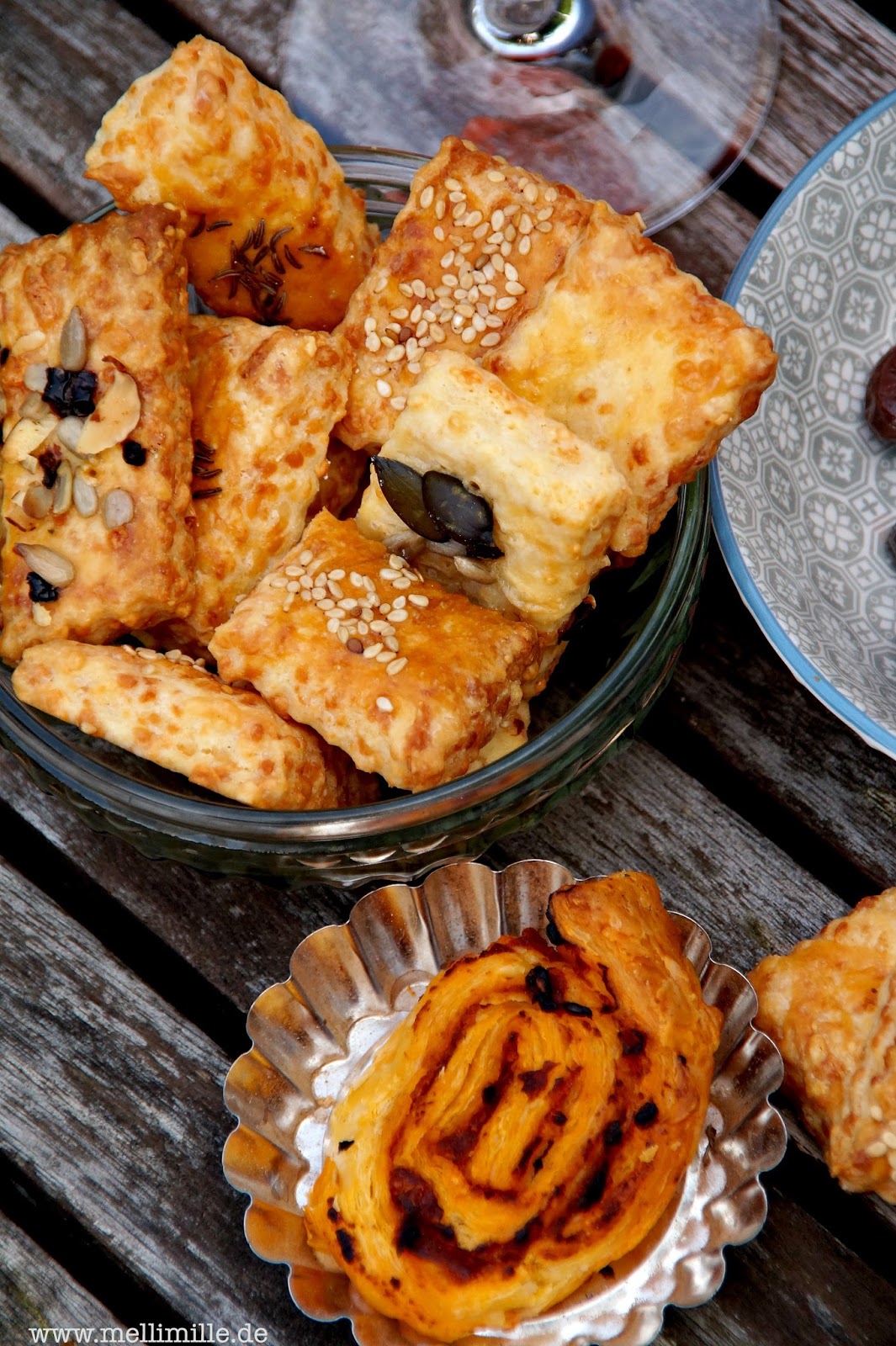 mellimille: Italienischer Aperitivo mit Käsegebäck und Pestoschnecken