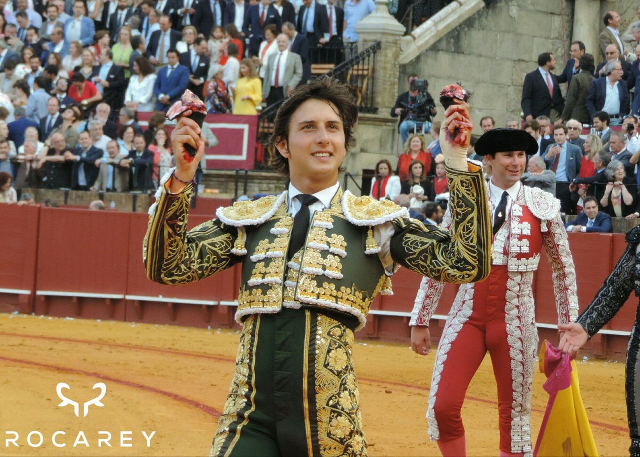 CIRCULO TAURINO DEL CENTRO: ANDRÉS ROCA REY; CORTA DOS OREJAS EN SEVILLA.
