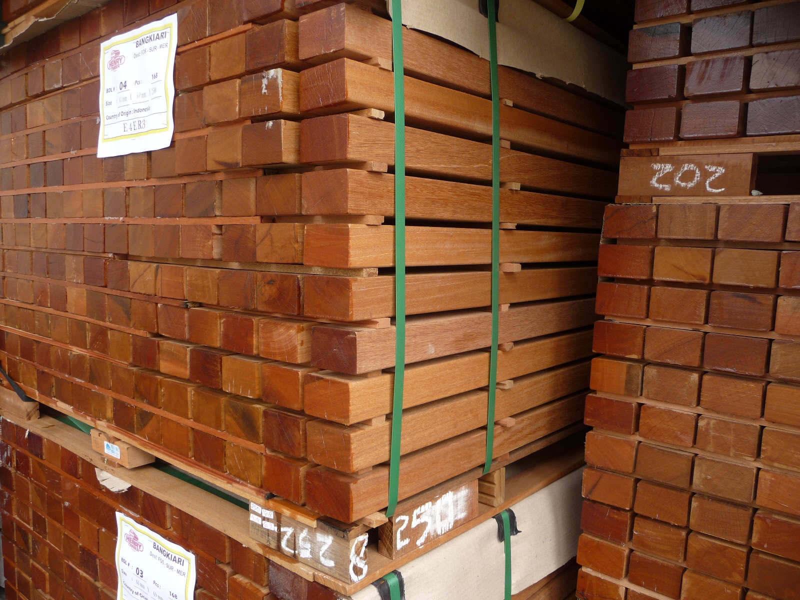 ウッドデッキ下地材（セランガンバツ）を大量入荷