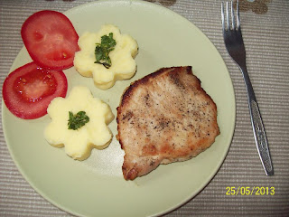 PIURE DE CARTOFI CU COTLET DE PORC