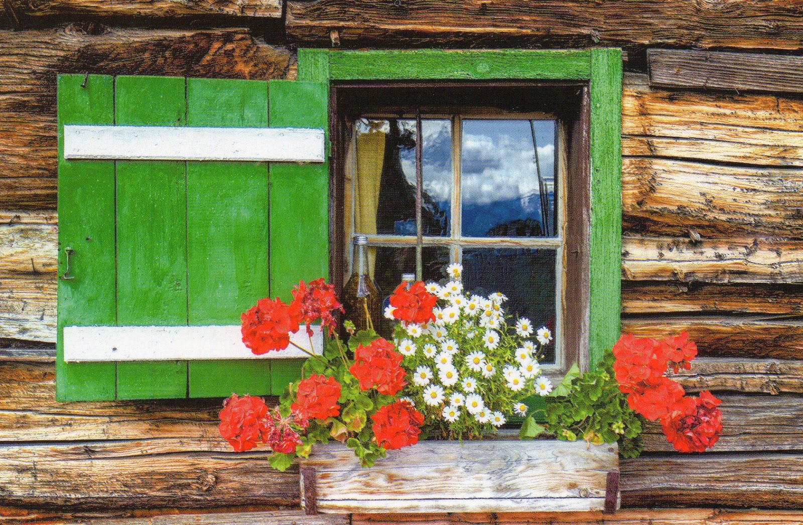 окна деревенский домик. борисоглебская домовая резьба наличники. деревенское окно. окно в деревенском доме. окно в деревенском доме.