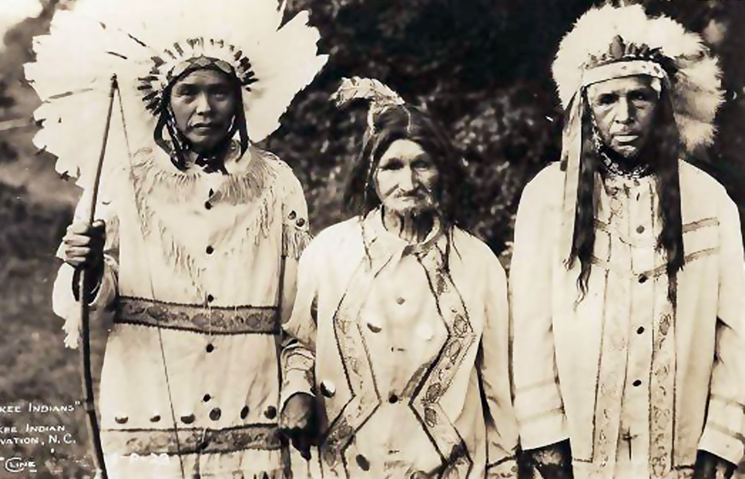 индейские роучи. индейцы и индийцы в чем разница. ихеты индейцы северной америки. племя чероки. древние индейцы.