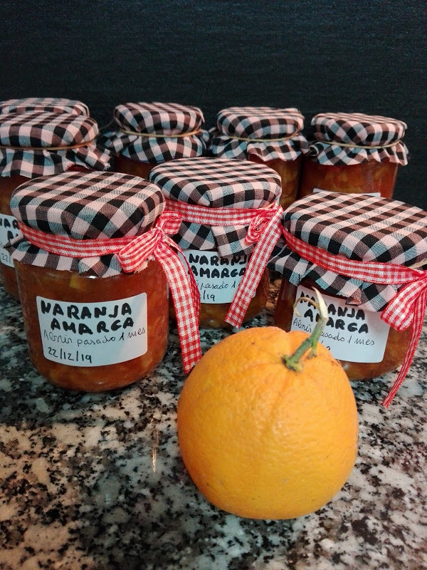 Tarros de mermelada de naranja amarga.