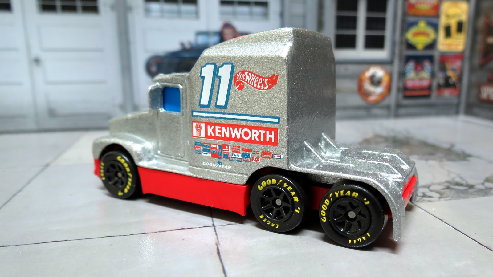 Garagem Hot Wheels Big Rig (Kenworth T600)