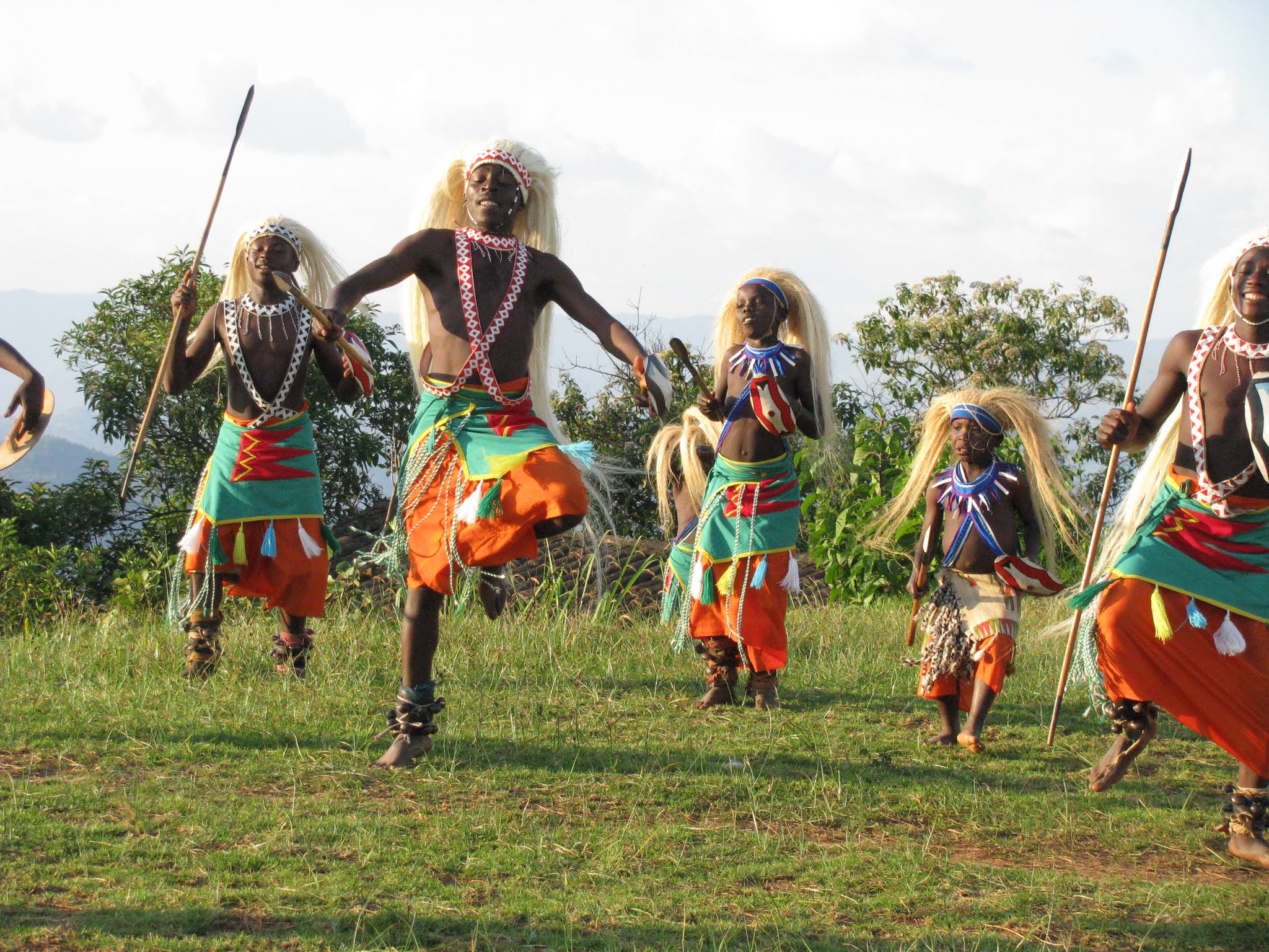 Ритуальные танцы племен. Тутси Африка. Тутси народ Африки. Ритуальные танцы народов Африки. Танцы народов Африки.