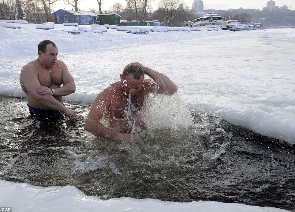 Русские купаются видео. Зимнее купание. Купание зимой в проруби. Купание моржей.