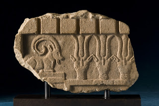 Bir stela'nın Güney Arap parçası, uzanmış bir dağ keçisini ve üç Arap oriks başını tasvir ediyor. Dağ keçisi Güney Arabistan'daki en kutsal hayvanlardan biriydi, oriks antilopu MÖ 5. yüzyıl tanrısı Attar ile ilişkilendirildi.