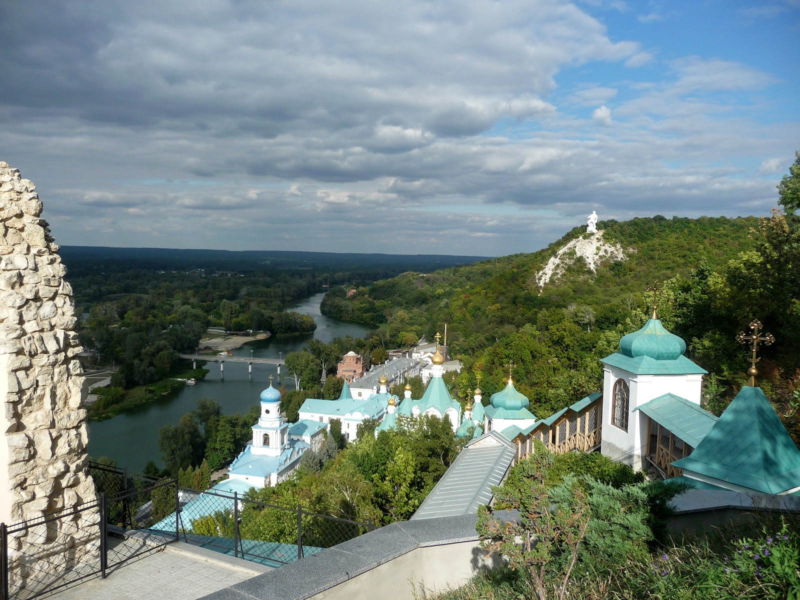 Святогорская Лавра памятник Артему