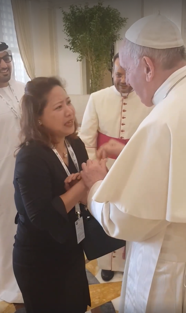 Pinay widow cries after meeting Pope Francis, receives a rosary as gift