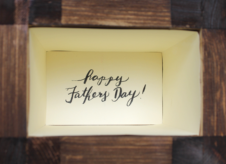 A perfect Fathers Day gift idea, this wood photo desktop organizer is easy to make! best fathers day gifts
