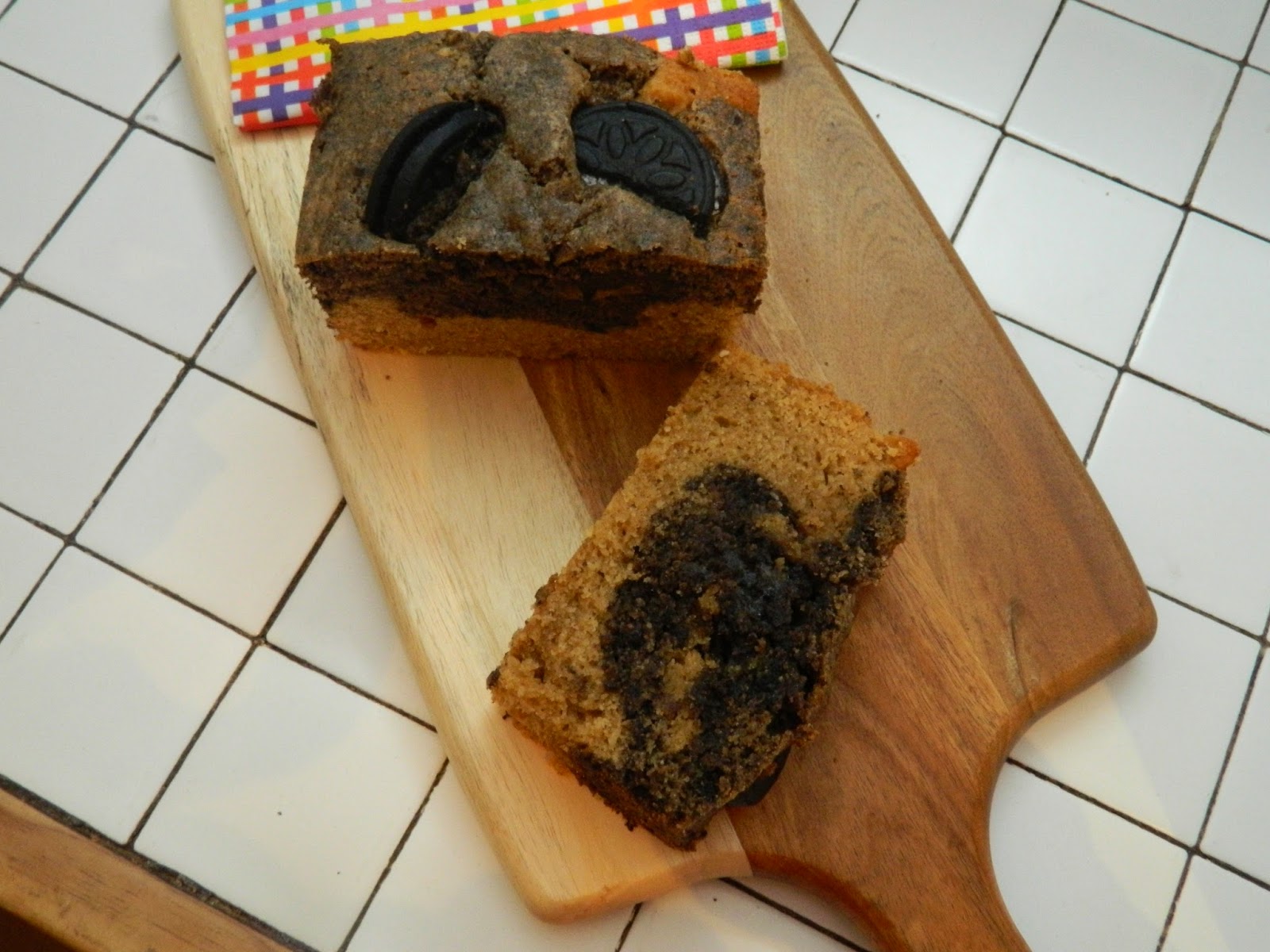 Cake marbré à la noisette et aux oréos.