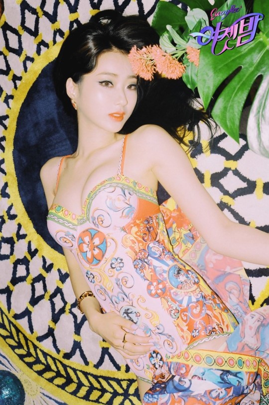 같은 수영복입은 솔라 경리 | 인스티즈