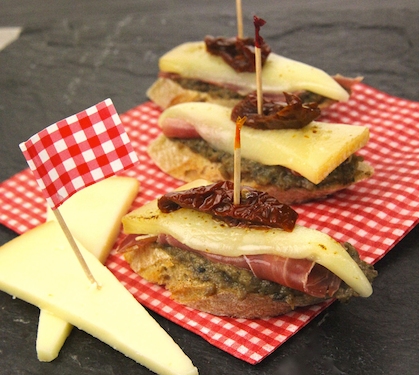 Pintxos* au jambon basque et fromage pur brebis Ossau Iraty