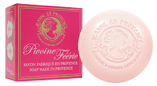 Jeanne en Provence: Pivoine Fééire, presenta una gama floral y radiante que evoca sutilmente delicadeza y sensualidad