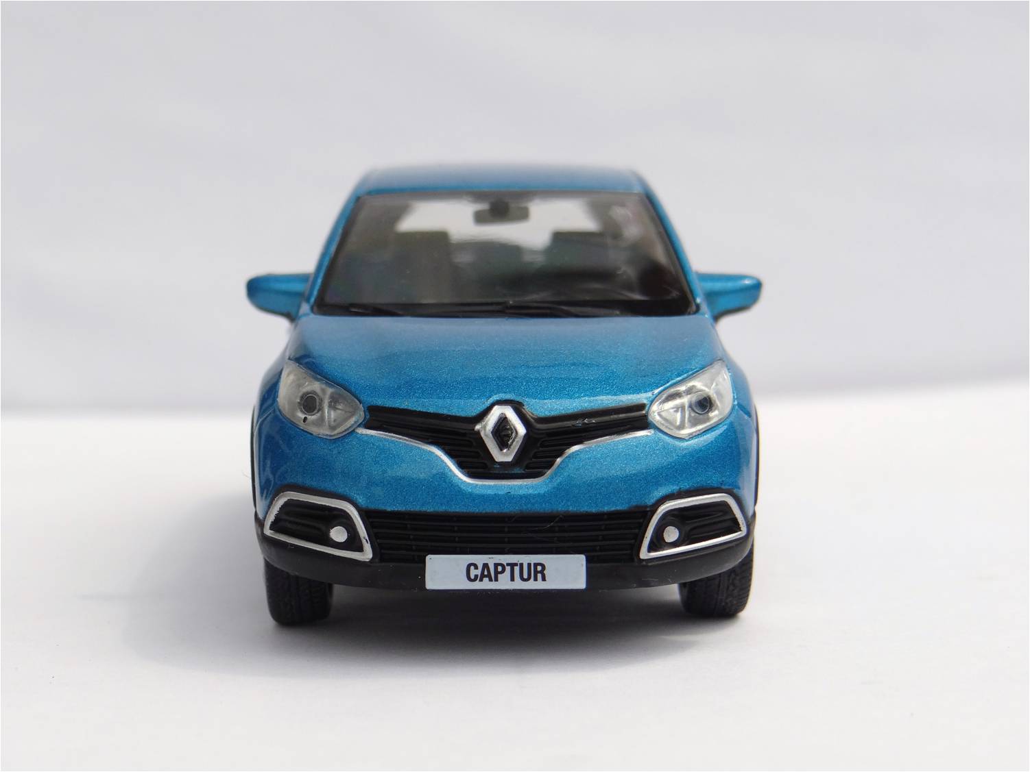 Bburago 2013 Renault Clio Blue (1/43)