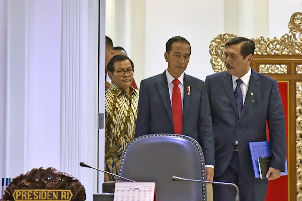 Luhut Selalu Aman dari Reshuffle, Rocky Gerung: Dia Menteri Segala Soal