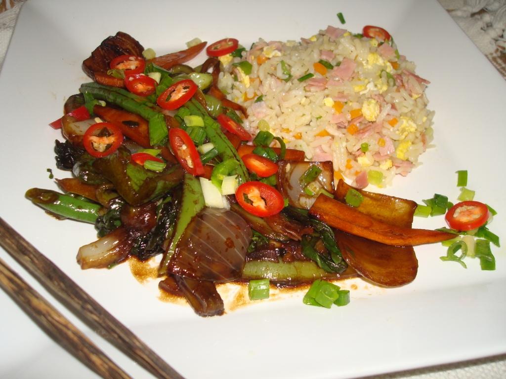 Pasta e Porcini StirFry de Bok Choy e Vegetais com Arroz Colorido