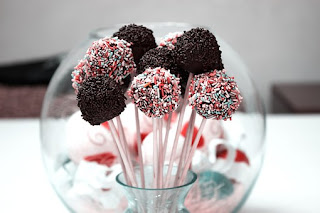 imagem de pote com brigadeiros no palito imagem de pote com brigadeiros no palito