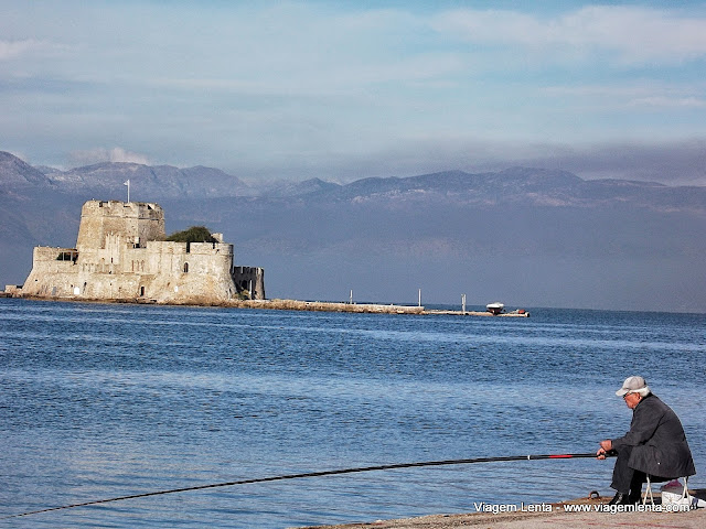 Pescaria em Nafplio em meio a um mar azulíssimo