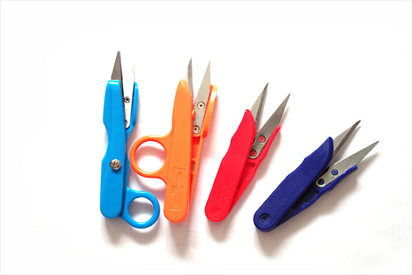 Cuatro cortahilos de colores