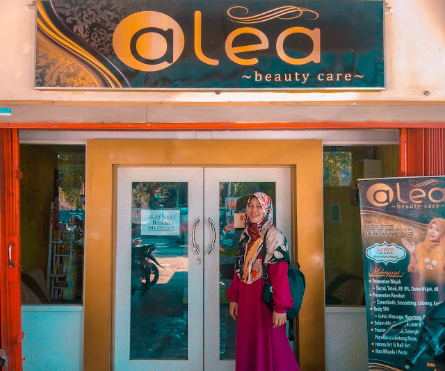 berfoto di pintu masuk salon alea beauty care bengkulu
