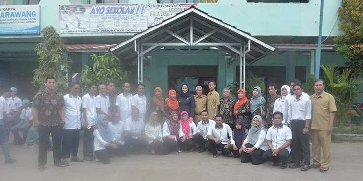 Bupati Karawang dr. Cellica Nurrachadiana foto bersama usai upacara bendera di Lapang SMK BK.