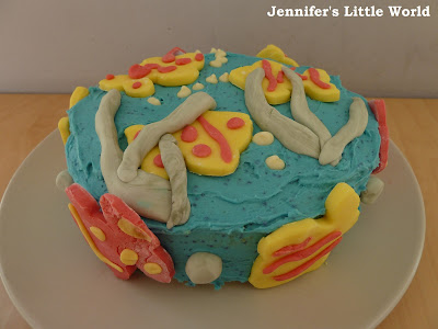 Making an under the sea themed sponge cake