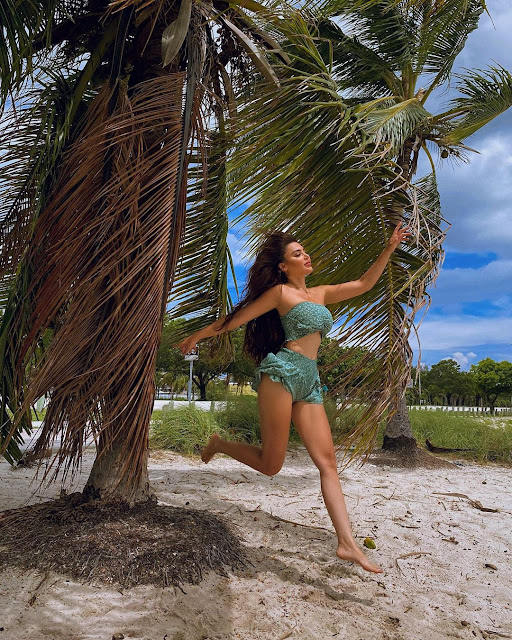 اجمل صور المطربة قمر بملابس قصيره على شاطىء البحر