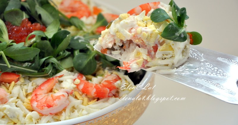 Салат морской нептун. Салат нептун с красной икрой и рыбой. Салат в авокадо с креветками и красной икрой. Салат нептун с красной икрой и кальмарами. Салат царский с красной икрой.