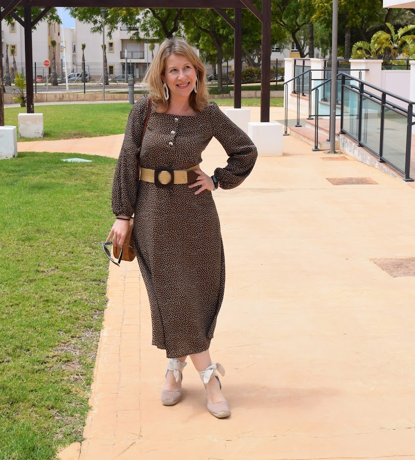 Look_con_vestido_marrón_de_lunares