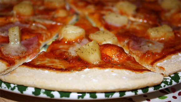 Elly&amp;#39;s Art: Pizza mit Tomaten-Currysauce, Schinken &amp; Ananas