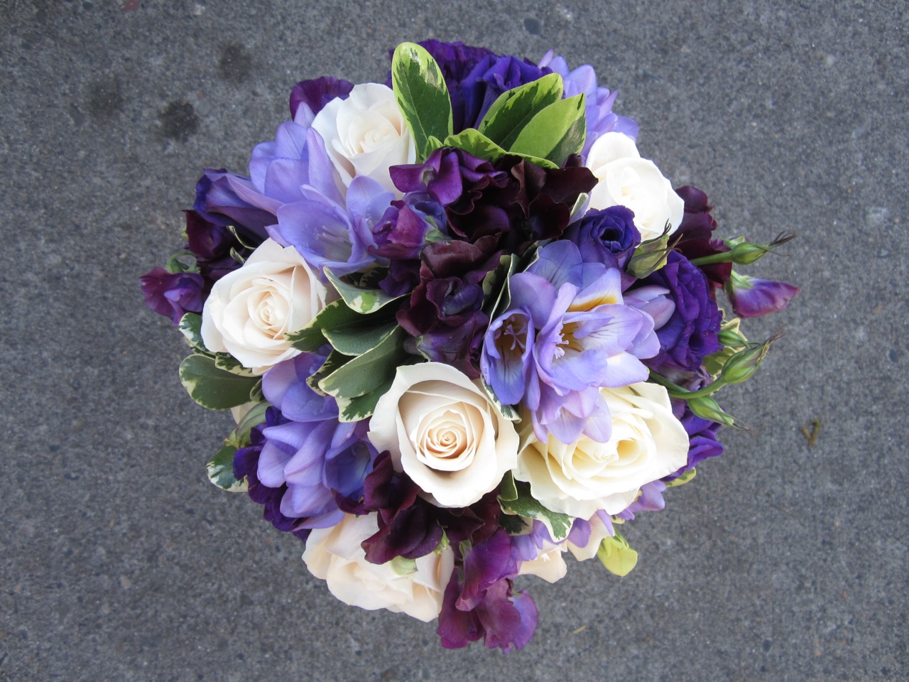 Sammy’s Flowers: Wedding style: purple bouquets