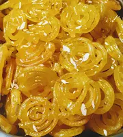 Serving hot crisp Jalebi with nuts for jalebi recipe