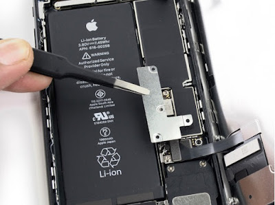 Chụp cảnh thay pin iPhone 7 tại cửa hàng sửa điện thoại