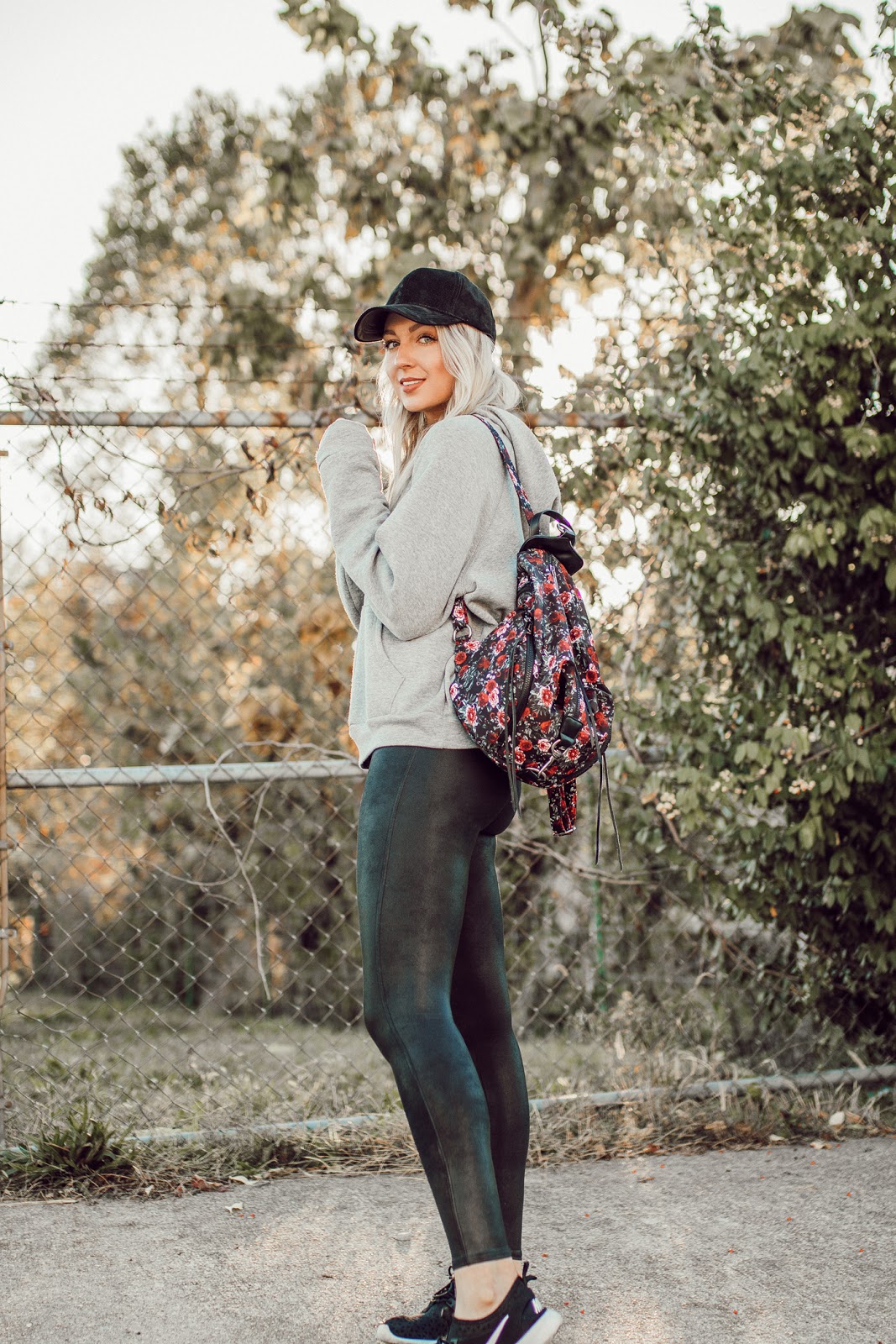 athleisure / casual fall outfit / leather leggings