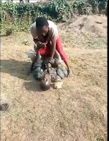 DRAMA as a woman in Kitale over-powers her husband and beats him like a burukenge after a domestic wrangle (VIDEO) Drama%2B - DRAMA as a woman in Kitale over-powers her husband and beats him like a burukenge after a domestic wrangle (VIDEO)