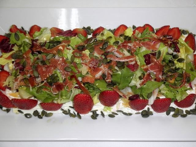 Ensalada de queso, fresas y pipas de calabaza 