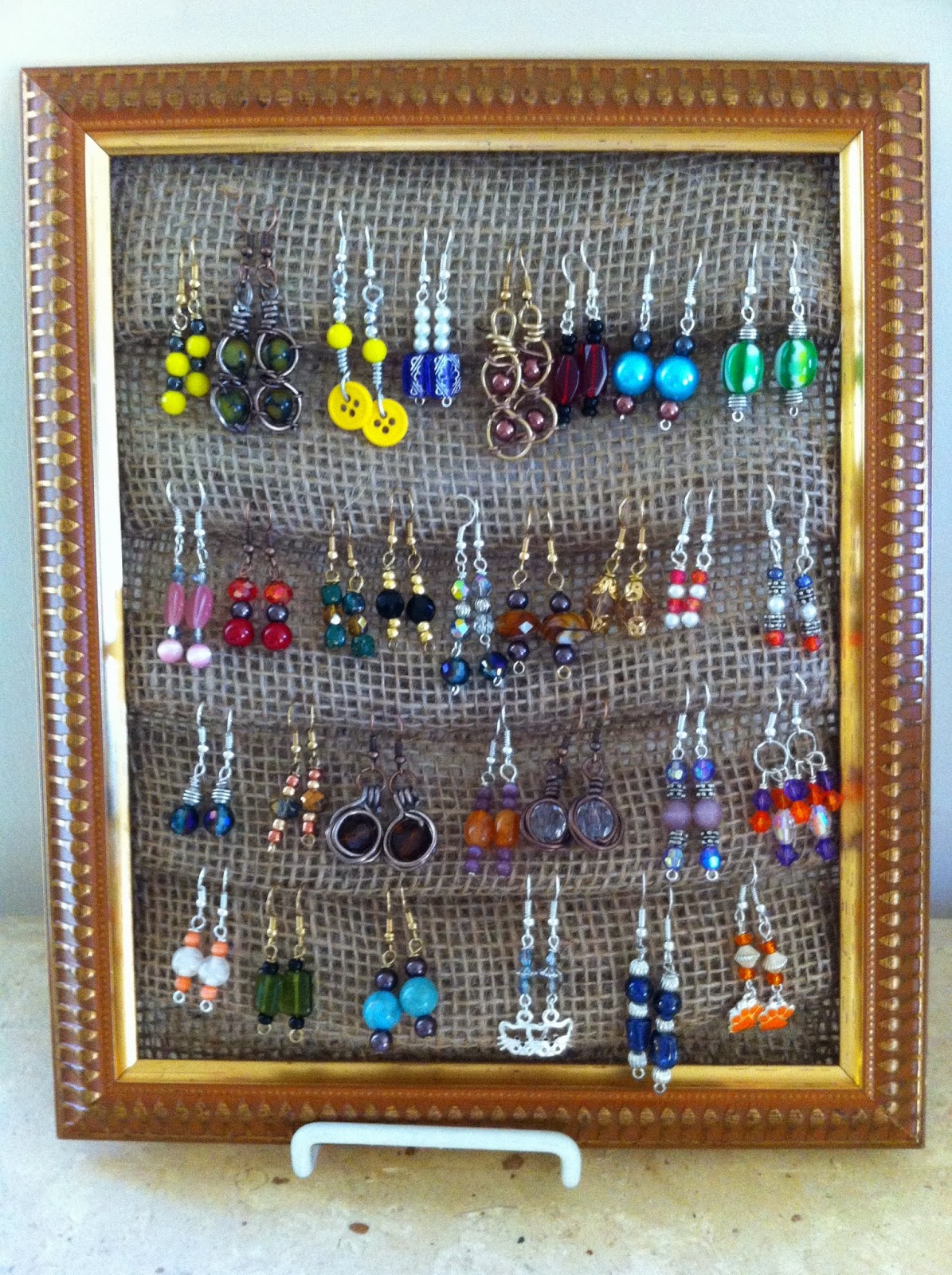 AptToCraft: A do-it-yourself earring display